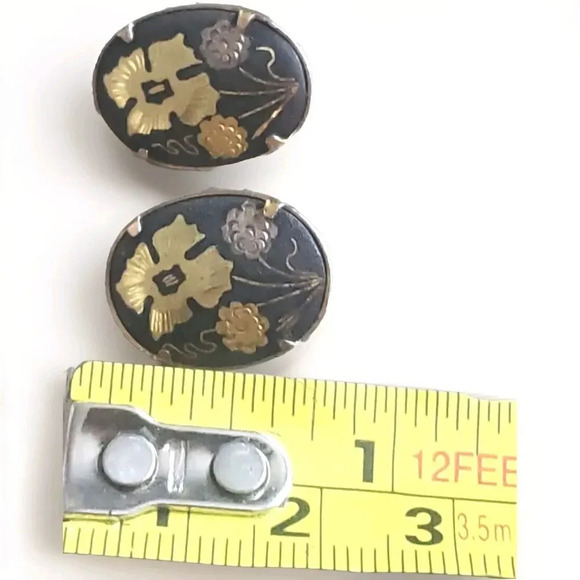 Vintage Clip On Earrings Women's Round Damascene Flower Gold Tone - Picture 6 of 6